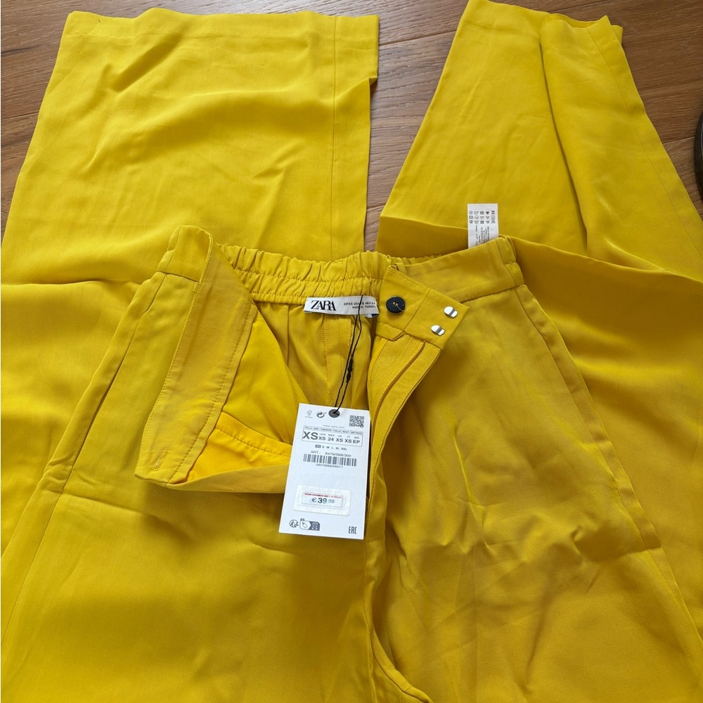 Zara woMen's Vibrant Yellow Chinos